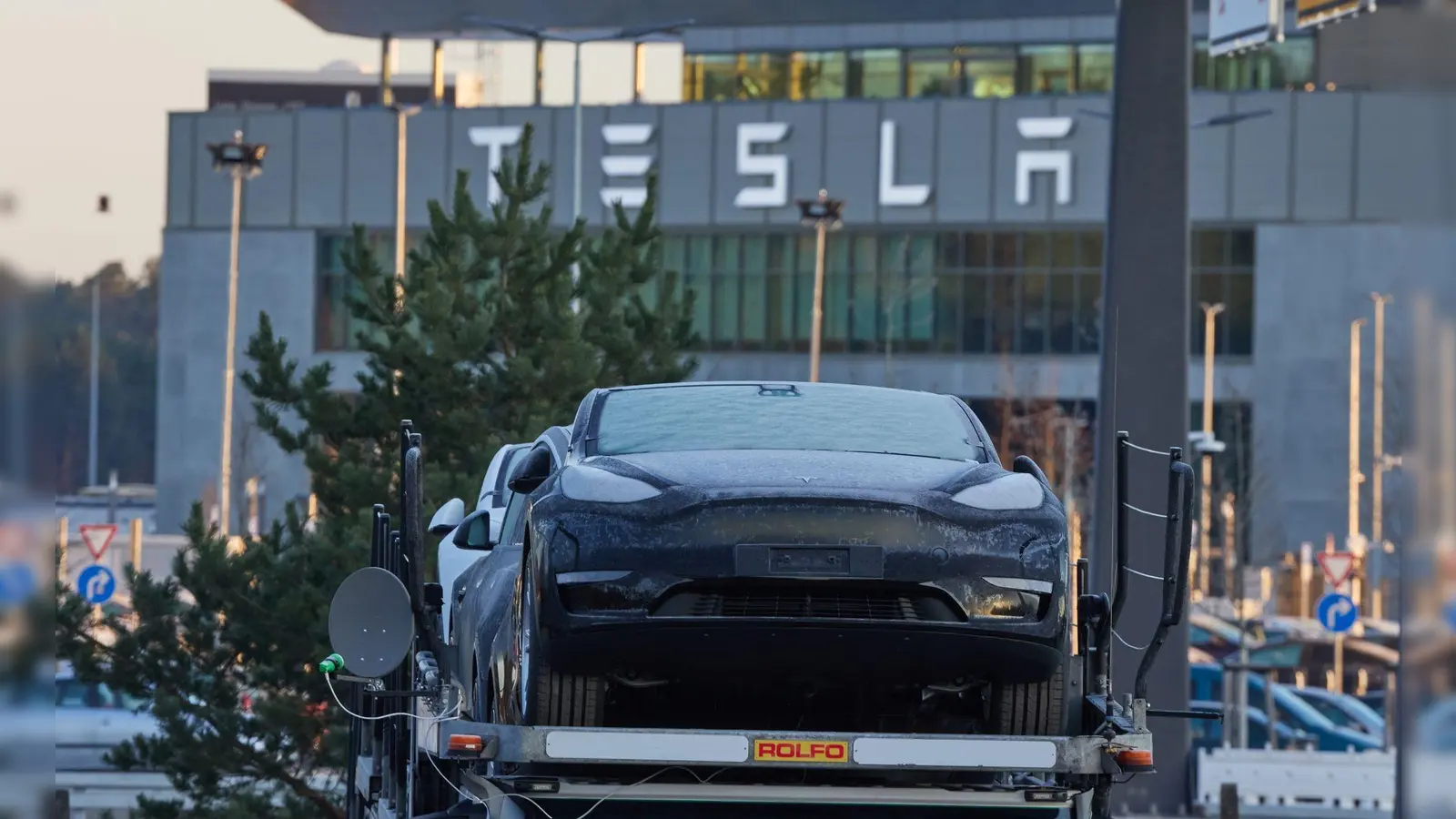 Bei Tesla in Grünheide sind laut dem Unternehmen deutlich weniger als 3000 Arbeitsplätze vom Stellenabbau betroffen. (Foto: Jörg Carstensen/dpa)