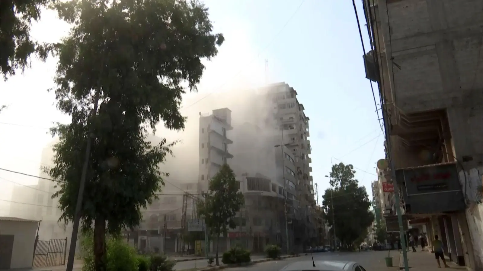 Rauch umgibt ein hohes Gebäude nach einem israelischen Luftangriff. Israelische Streitkräfte haben bei Luftangriffen auf den Gazastreifen den Militärchef der extremistischen Palästinenserorganisation Islamischer Dschihad (PIJ) getötet. (Foto: Uncredited/AP/dpa)