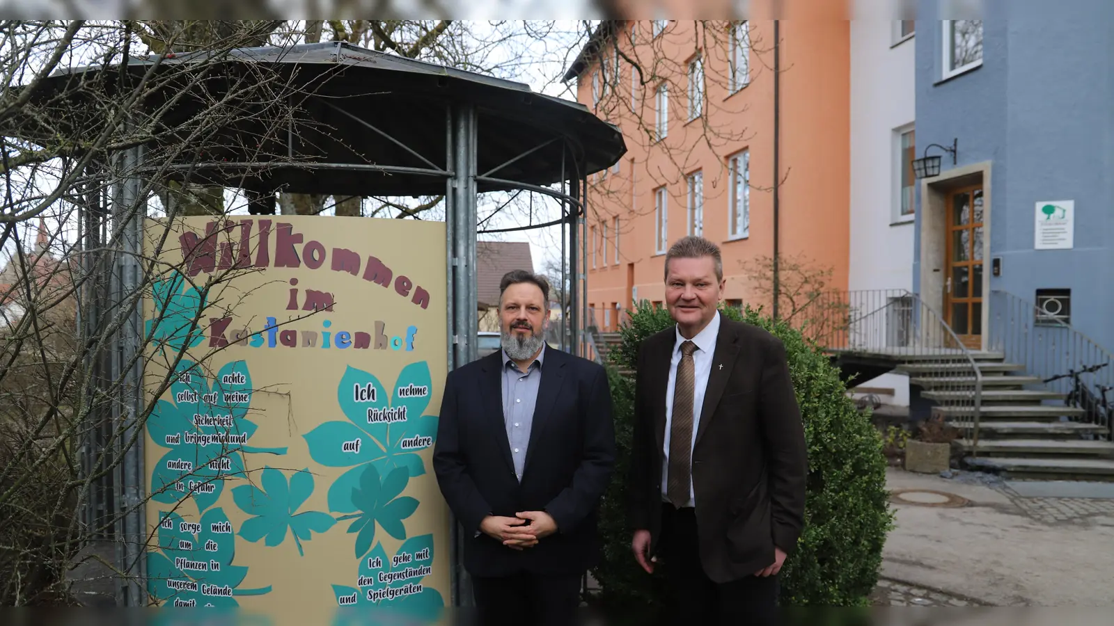 Einrichtungsleiter Christof Loos (links) und Diakonie-Vorstand Martin Reutter sprechen über die Pläne des Kastanienhofs. Eine neue Gruppe soll außerhalb des Anwesens in der Humboldtstraße entstehen. (Foto: Oliver Herbst)
