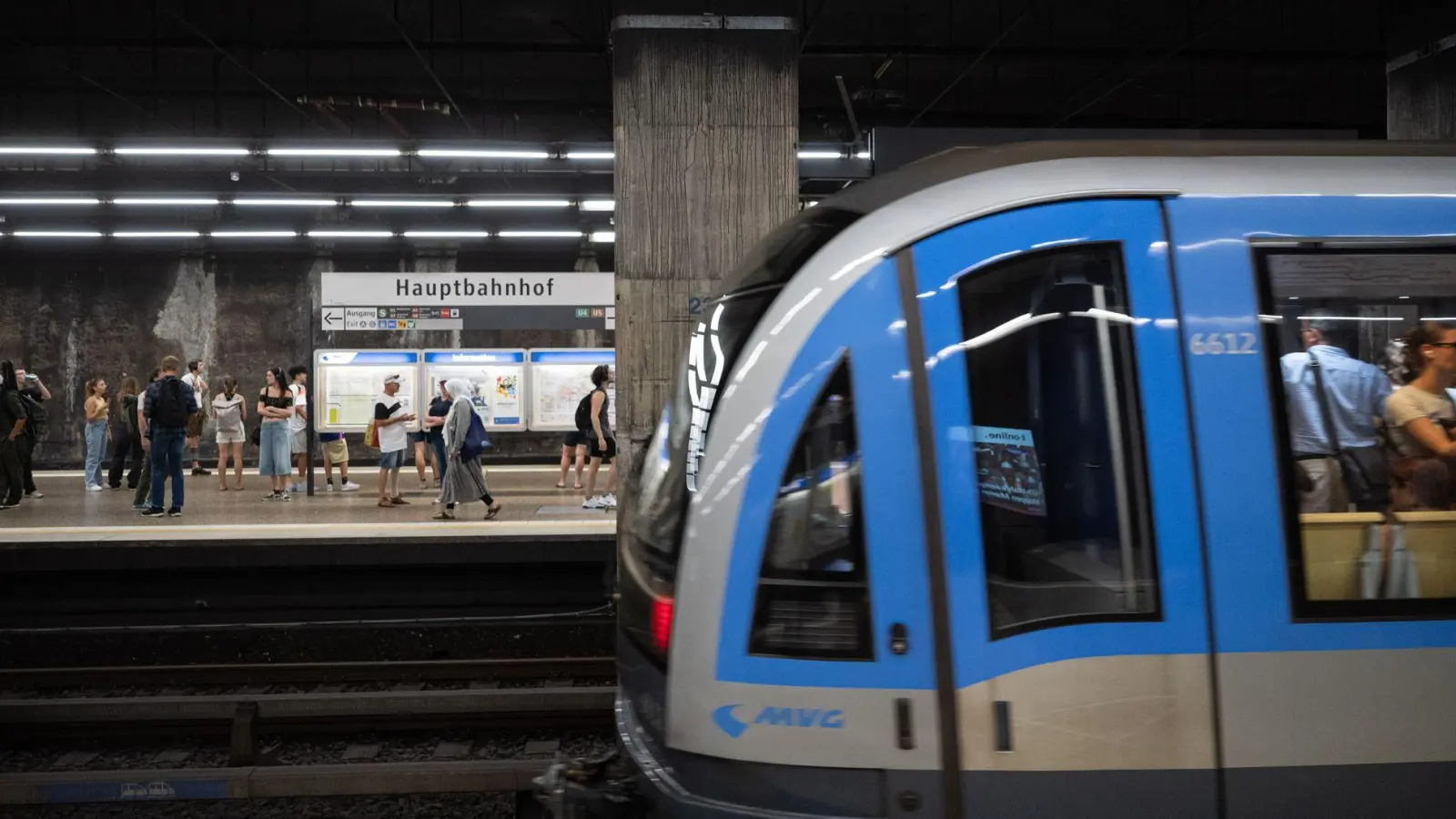 Wegen des Champions-League-Finales in der Allianz-Arena werden am Samstag, 31. Mai, mehr U-Bahnen von der Münchner Innenstadt nach Fröttmaning fahren. (Archivbild) (Foto: Lukas Barth/dpa)