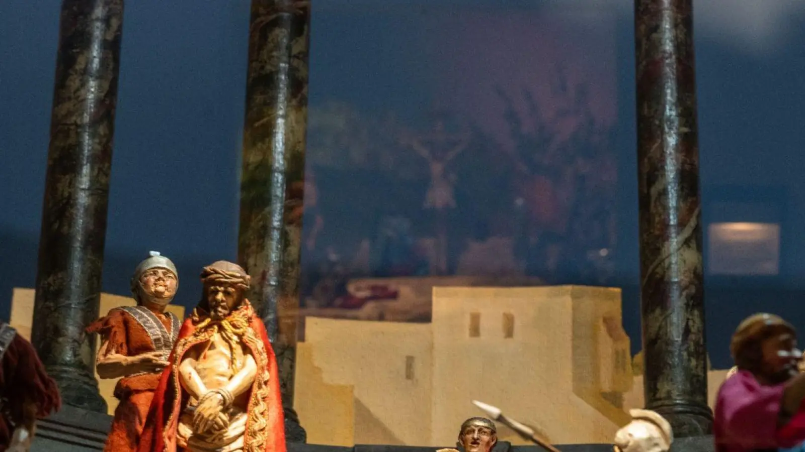 Eine Passionskrippe zeigt Christus vor Pilatus. (Foto: Pia Bayer/dpa)