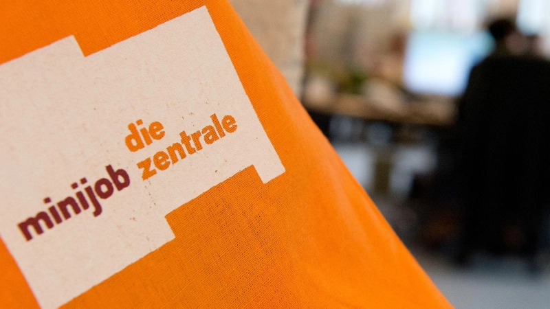 Die Möglichkeit von Minijobs, steuer-und abgabenfrei für die Beschäftigten, soll künftig wegfallen (Archivbild).  (Foto: Marc Tirl/dpa)