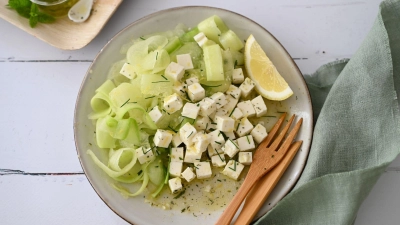 Mit dem Sparschäler gelingen hauchdünne Scheiben von der Honigmelone und Gurke. Sie geben dem Salat eine spezielle Textur. (Foto: Julia Uehren/loeffelgenuss.de/dpa-tmn)