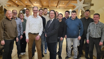 Die nominierten Gemeinderatskandidaten der Wählergruppe Wittelshofen mit ihrer Ersatzkandidatin sowie Bürgermeisterkandidat Norbert Lenz (vorne im dunklen Anzug). (Foto: Abert Schülein)