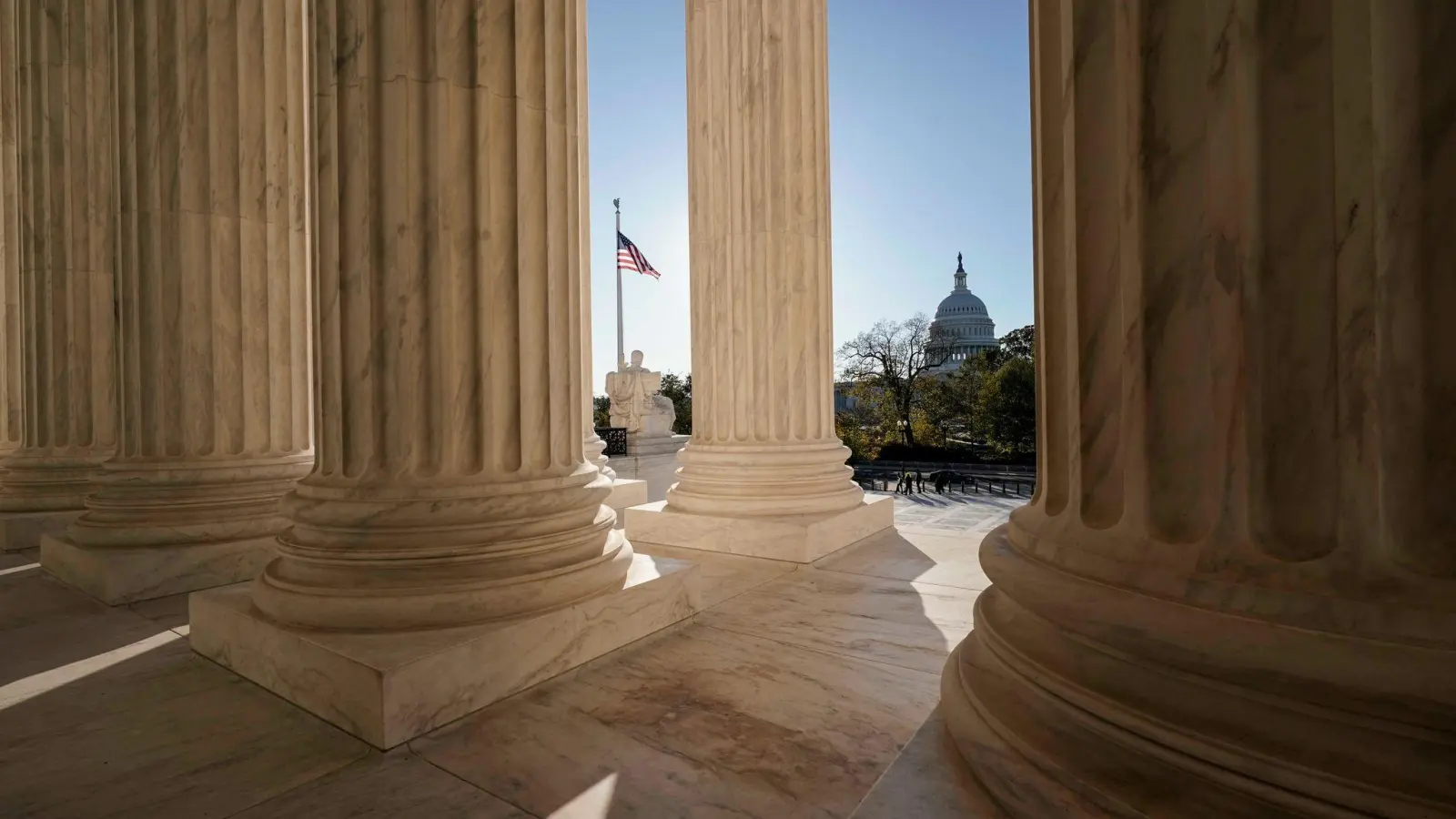 Blick auf die Säulen des Obersten Gerichtshofs im Hintergrund das US-Kapitol. (Foto: J. Scott Applewhite/AP/dpa)