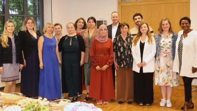 Über den Abschluss ihres Kurses im Kulturdolmetschen freuten sich die Ehrenamtlichen. Mit auf dem Bild sind auch die, die ihnen gratulierten, zum Beispiel OB Thomas Deffner (Sechster von rechts). Zur Feier gehörte ein Buffet. (Foto: Oliver Herbst)