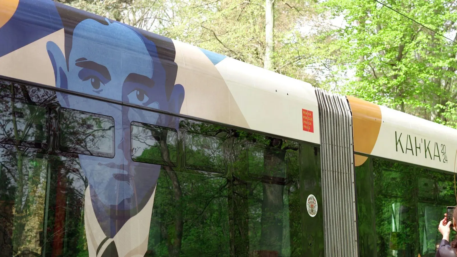 In Prag erinnert diese neugestaltete Straßenbahn an den deutschsprachigen Schriftsteller Franz Kafka. (Foto: Michael Heitmann/dpa)