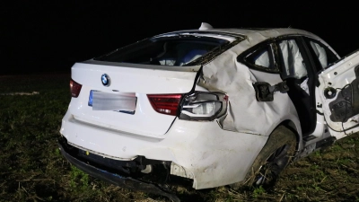Ein 18-Jähriger wurde bei einem Unfall bei Gallmersgarten leicht verletzt. An dem Fahrzeug entstand wirtschaftlicher Totalschaden. (Foto: NEWS5 / Wohlgemuth)