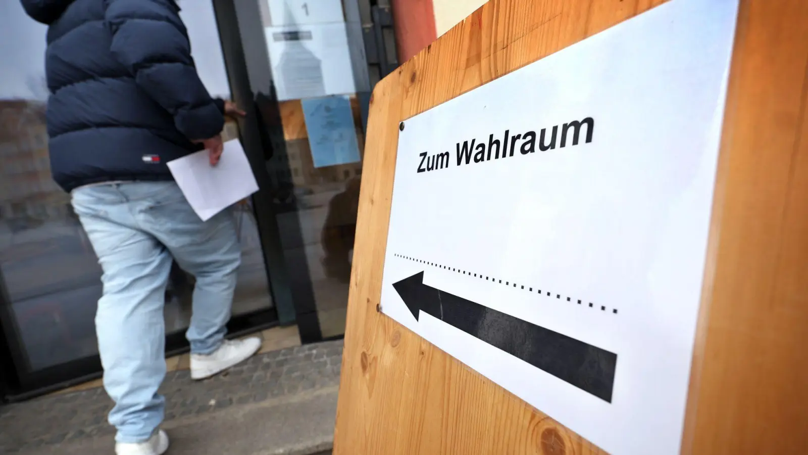 In Bayern waren am Sonntag die Stichwahlen für Bürgermeister, Oberbürgermeister und Landräte.  (Foto: Karl-Josef Hildenbrand/dpa)