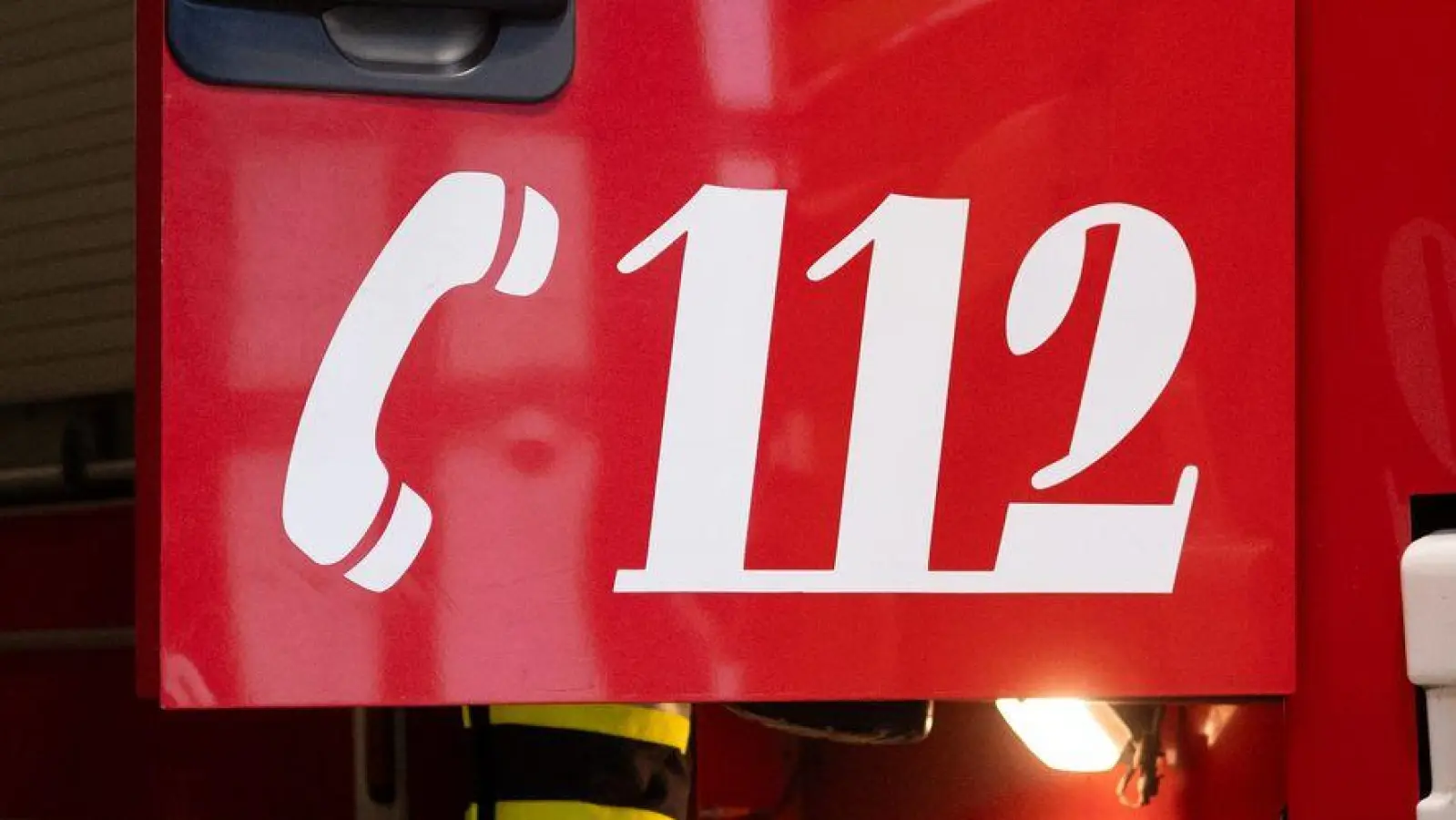 Die Feuerwehr öffnete die Wohnung des 46-Jährigen, nachdem sich dessen Bekannter bei der Polizei gemeldet hatte. (Symbolbild) (Foto: Niklas Treppner/dpa)