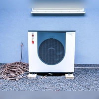 Vor Beginn der Heizperiode sollte die Wärmepumpe gereinigt werden, da verschmutzte Lüftungsgitter ihre Funktion beeinträchtigen können. (Foto: Laura Ludwig/dpa-tmn)