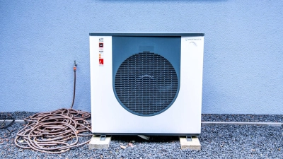 Vor Beginn der Heizperiode sollte die Wärmepumpe gereinigt werden, da verschmutzte Lüftungsgitter ihre Funktion beeinträchtigen können. (Foto: Laura Ludwig/dpa-tmn)