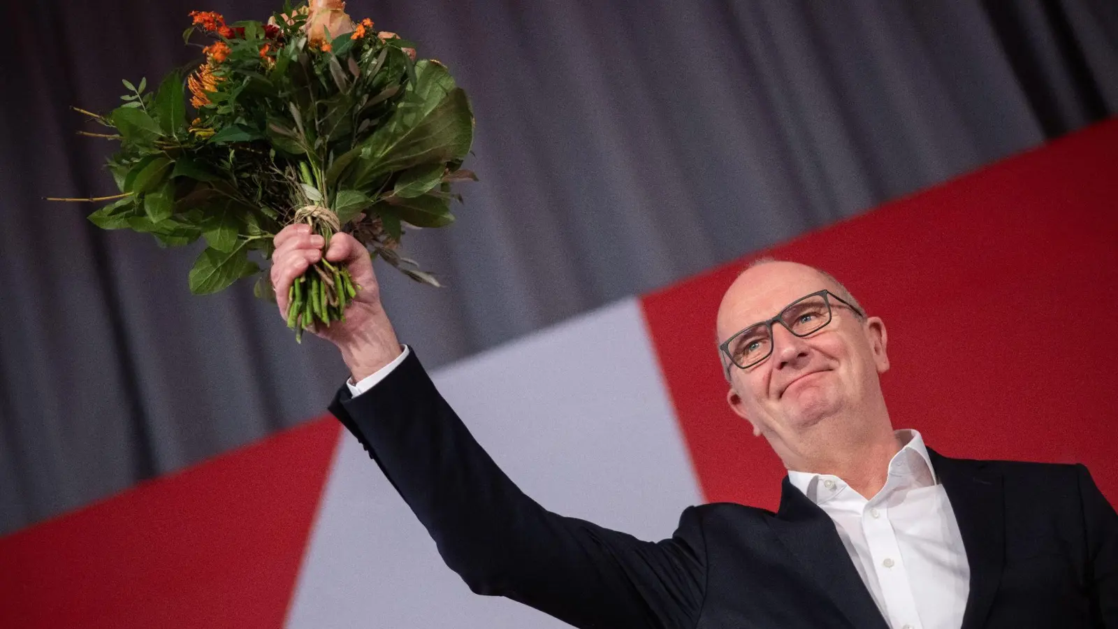 Auf der Bühne mit einem Blumenstrauß: Dietmar Woidke. (Foto: Sebastian Gollnow/dpa)