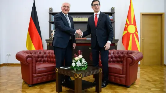 Bundespräsident Frank-Walter Steinmeier (l) hat den nordmazedonischen Präsidenten Stevo Pendarovski in dessen Amtssitz getroffen. (Foto: Bernd von Jutrczenka/dpa)