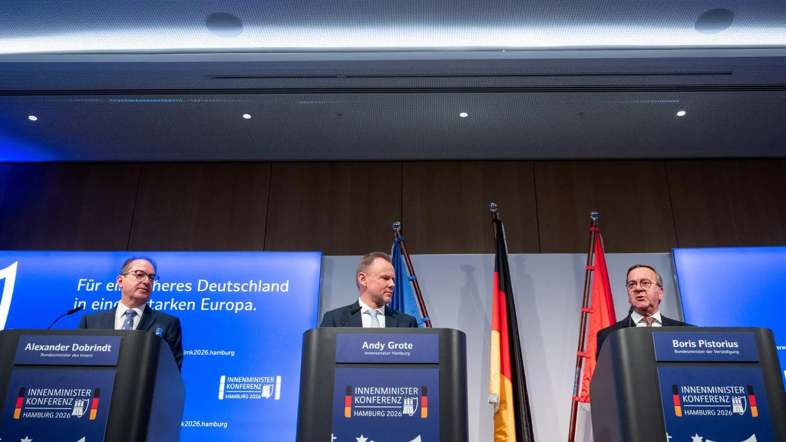 Was Firmen oder Sicherheitsfirmen mit Spezialfähigkeiten künftig erlaubt sein soll, um wichtige Einrichtungen zu schützen, werde aktuell innerhalb der Bundesregierung und mit den Ländern besprochen, heißt es aus dem Bundesinnenministerium. (Archivbild) (Foto: Daniel Bockwoldt/dpa)