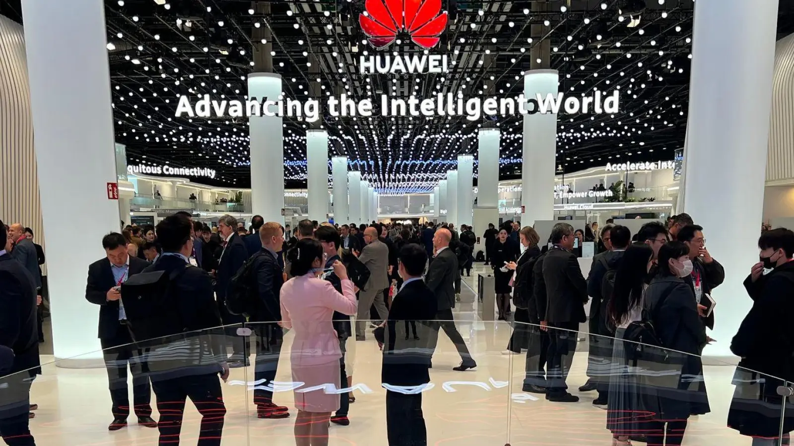 Das Logo des chinesischen Technologiekonzerns Huawei ist am Eingang seines Messestandes beim Mobile World Congress (MWC) zu sehen. (Foto: Wolf von Dewitz/dpa)