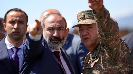 Nikol Paschinjan (M), Ministerpräsident von Armenien, spricht mit einem Offizier der armenischen Armee. (Foto: Tigran Mehrabyan/PAN Photo/AP/dpa)