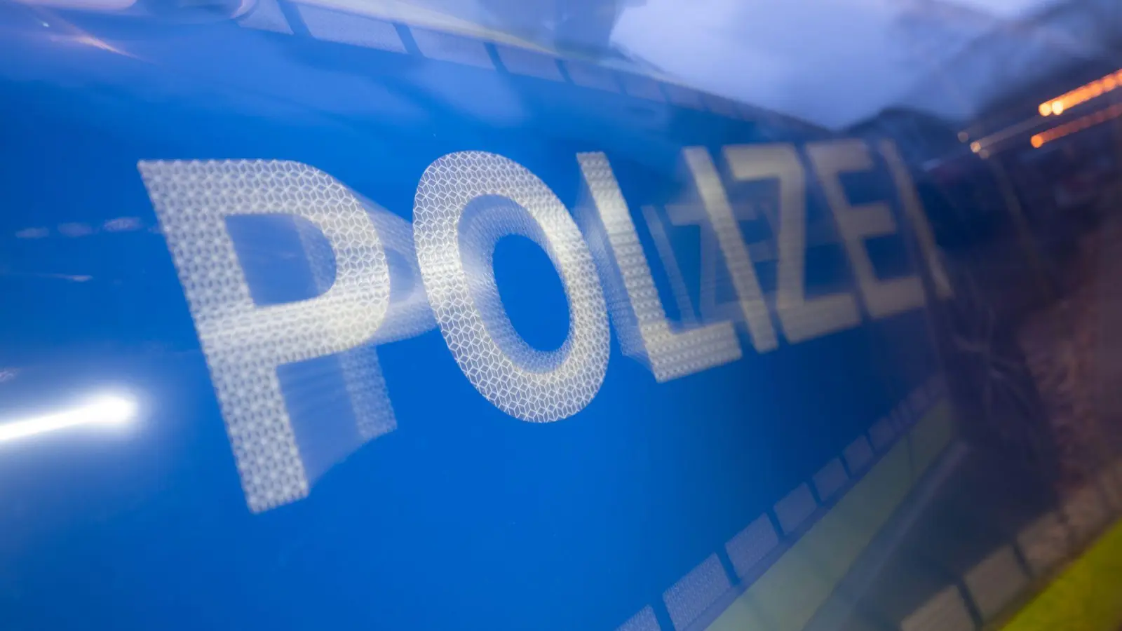 Die Polizei konnte den Mann noch in der Nacht festnehmen, wurde aber danach von ihm beleidigt. (Symbolbild) (Foto: Marijan Murat/dpa)