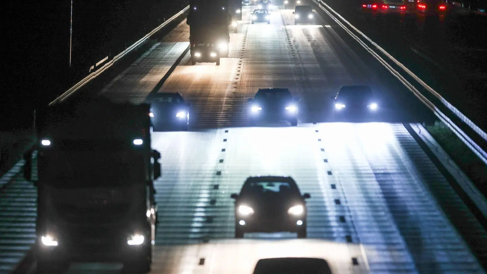 Zu hell, zu dunkel oder sogar nur einseitig: Viele Autos weisen Mängel bei der Beleuchtung auf. (Foto: Jan Woitas/dpa/dpa-tmn)