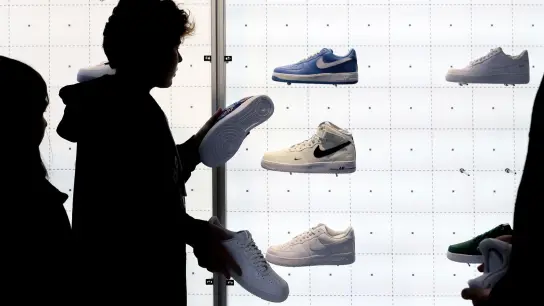 Kunden in einem New Yorker Nike-Geschäft. (Foto: Julia Nikhinson/AP/dpa)