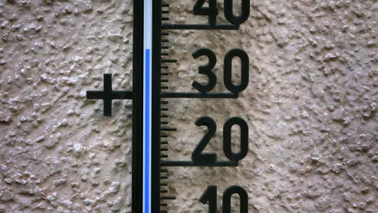 37 Grad Celsius zeigt ein an einer Hauswand im Schatten angebrachtes Außenthermometer. (Foto: Karl-Josef Hildenbrand/dpa/Symbolbild)