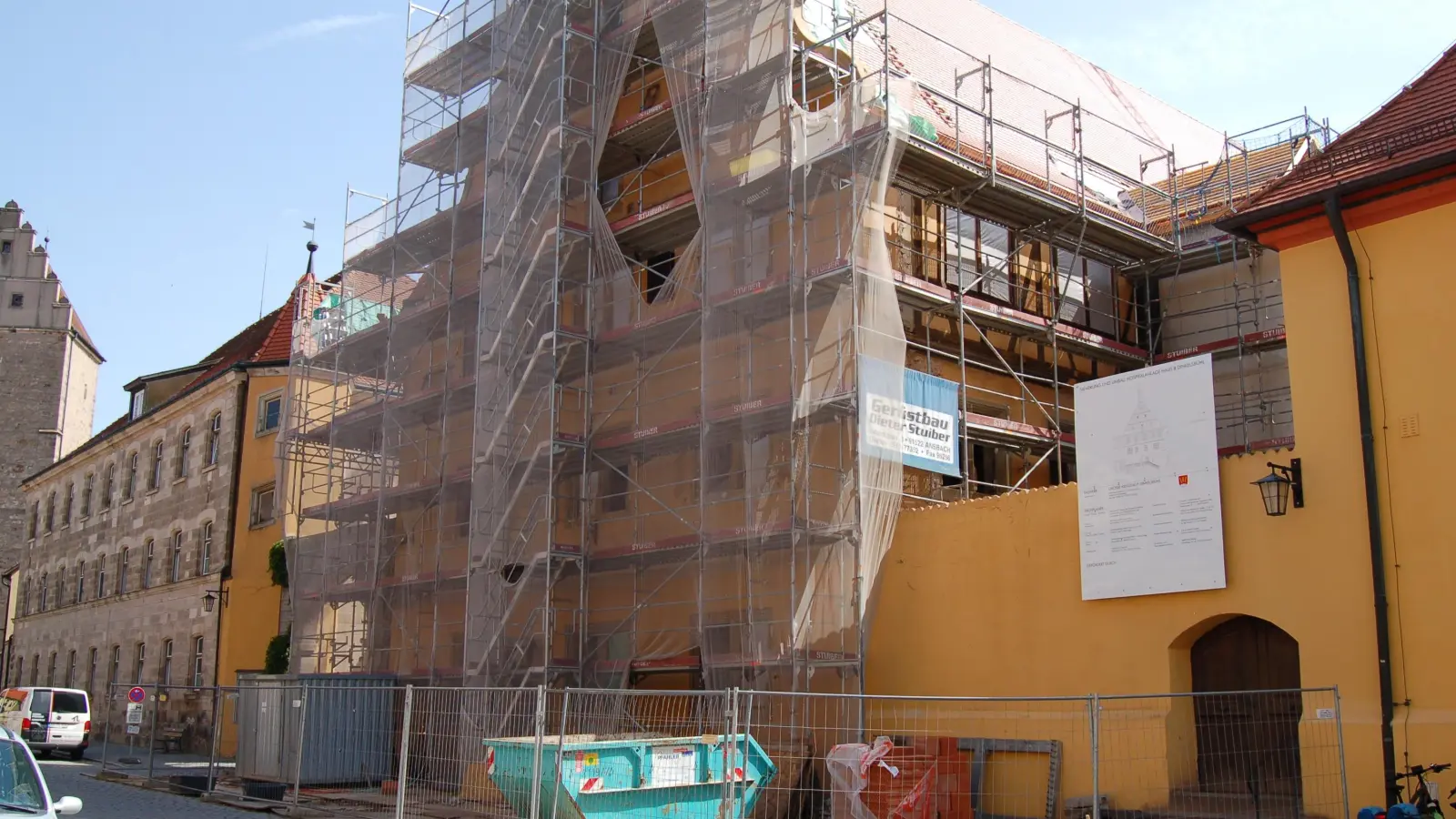 Voraussichtlich gegen Ende des Jahres wird das Gerüst abgebaut. Zur Kinderzeche soll die Lagerfläche vor dem Gebäude weichen, wie es im Rat hieß. (Foto: Markus Weinzierl)