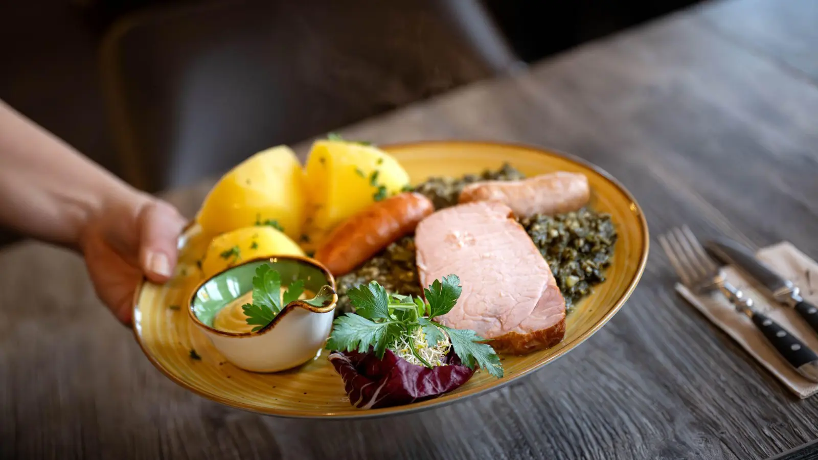 Ob die Gastronomen Steuererleichterungen weitergeben, ist fraglich. (Archivbild) (Foto: Sina Schuldt/dpa)