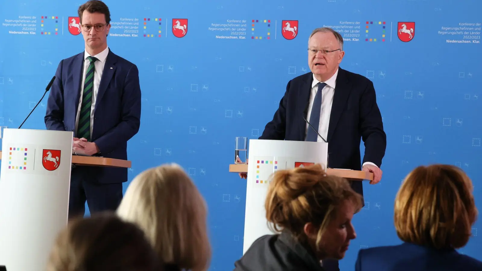 Der Ministerpräsident von NRW, Hendrik Wüst (CDU, l), und Niedersachsens Ministerpräsident Stephan Weil (SPD). (Foto: Joerg Carstensen/dpa)