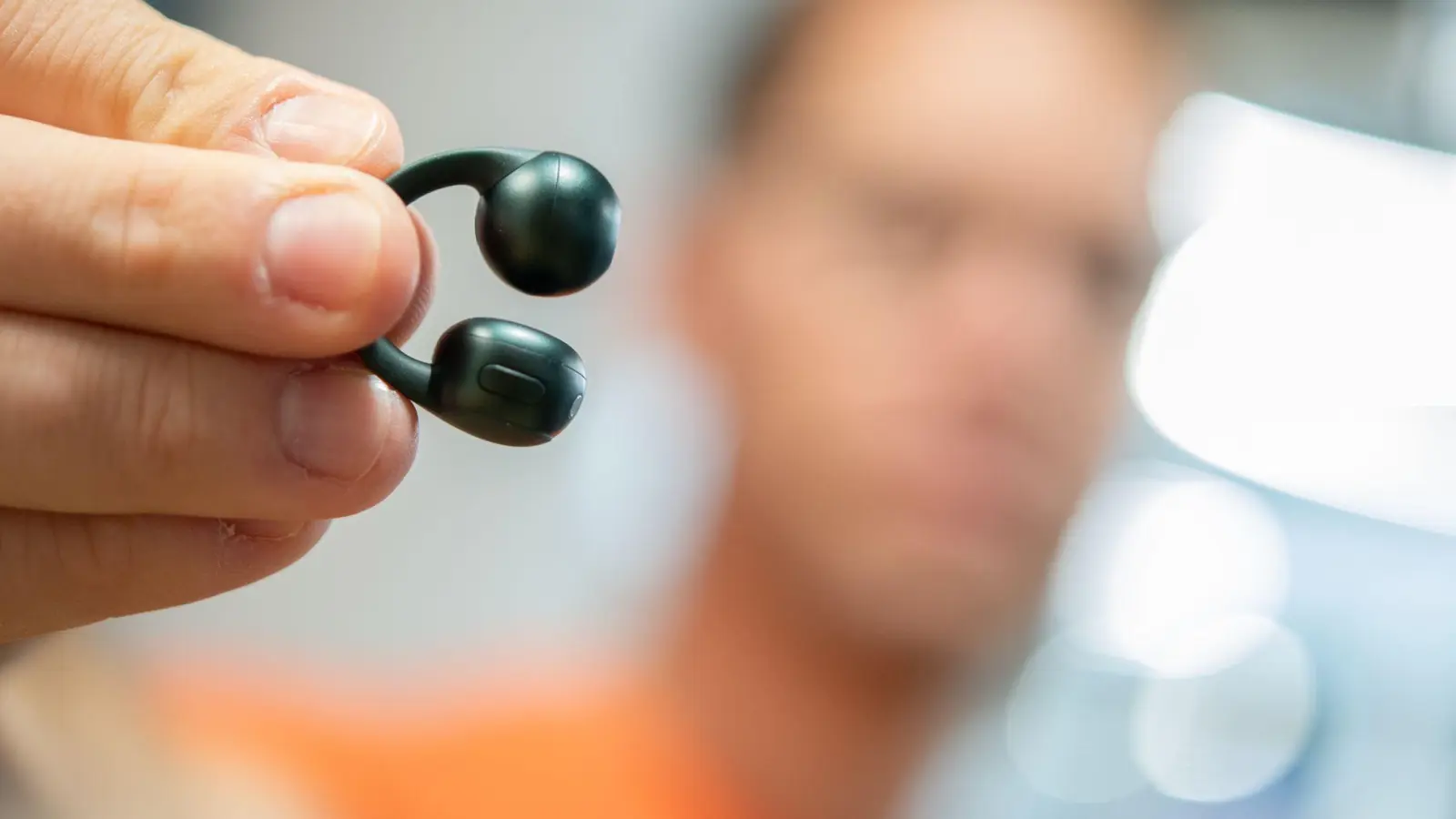Und wie macht man das jetzt auf die Ohren? Einfach über die Ohrmuschel schieben und schon können die Moto Buds Loop loslegen. (Foto: Nico Tapia/dpa-tmn)