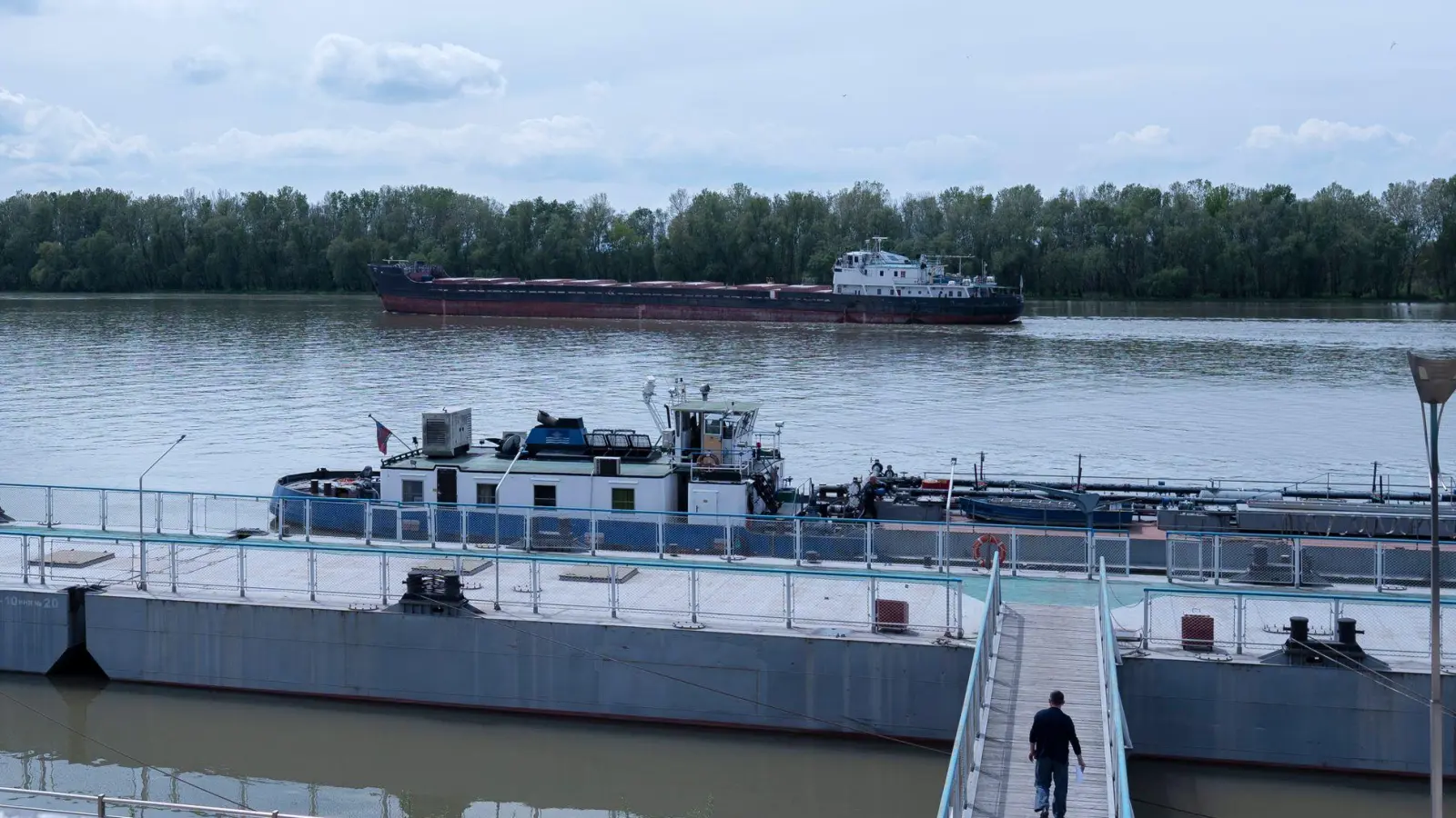 Die ukrainischen Donauhäfen sind ein wichtiger Teil der Hafeninfrastruktur des Landes und wurden wiederholt von russischen Drohnen angegriffen. (Archivbild) (Foto: Andrew Kravchenko/AP/dpa)
