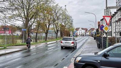 An der Schlachthofstraße dürfen Radlerinnen und Radler sowohl die Fahrbahn als auch den Gehweg benutzen. An Einmündungen wie an der Widmannstraße ist aber bei allen Verkehrsteilnehmenden erhöhte Aufmerksamkeit gefragt. Der Radler links hatte die Fahrbahnseite gewechselt. (Foto: Jürgen Binder)