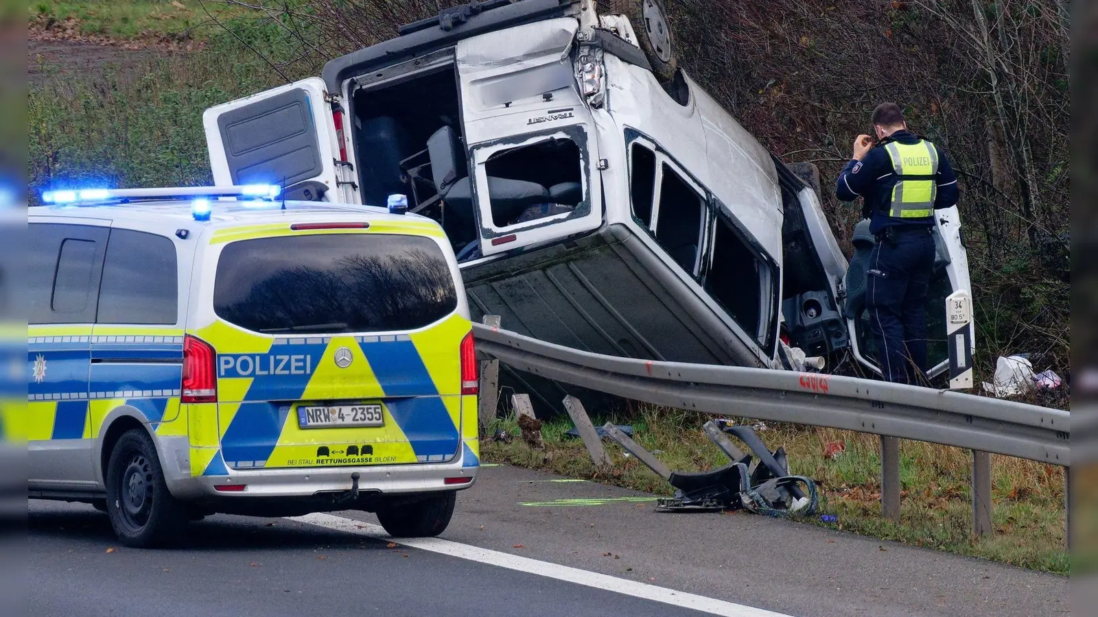 Der Transporter überschlug sich bei dem Unfall. (Foto: Henning Kaiser/dpa)