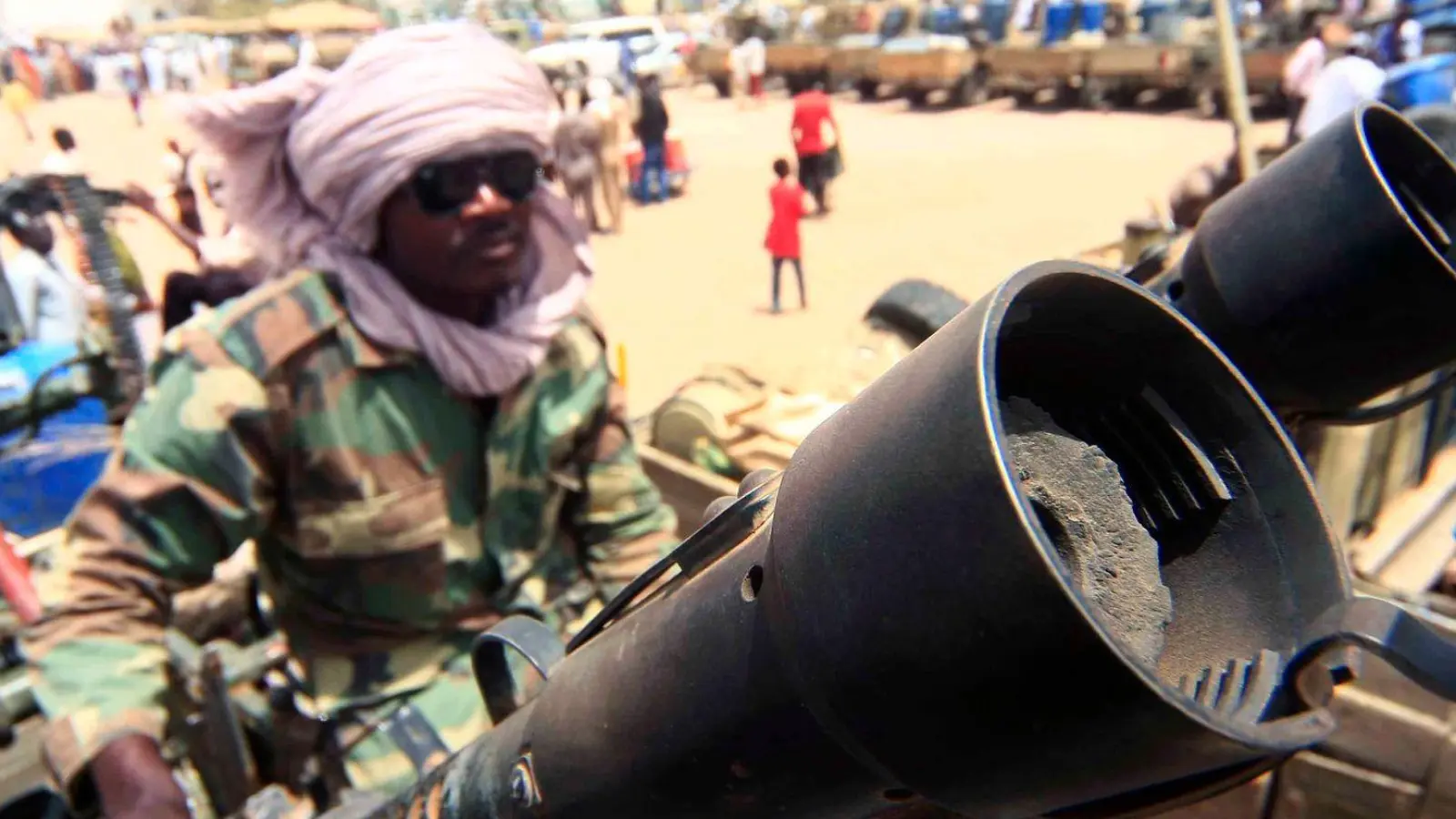 Ein Milizionär mit militärischer Ausrüstung, die angeblich während eines Gefechts im umkämpften Gebiet in Süd-Darfur erbeutet wurde. (Foto: Marwan Ali/EPA/dpa)