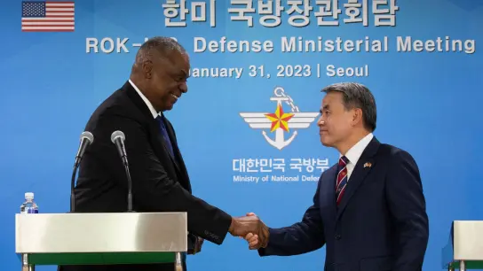 US-Verteidigungsminister Lloyd Austin (l)  schüttelt seinem südkoreanischen Amtskollegen Lee Jong Sup nach einer gemeinsamen Pressekonferenz die Hand. (Foto: Jeon Heon-Kyun/Pool European Pressphoto Agency via AP/dpa)
