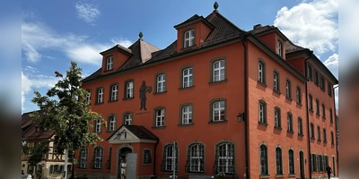 Der Dinkelsbühler Stadtrat tagt im zweiten Stock des Rathauses. Für einen Sitz im Gremium bewerben sich bei der Kommunalwahl am 8. März insgesamt 154 Personen. (Foto: Martina Haas)