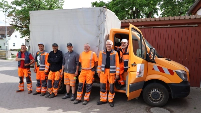 Die Mitarbeitenden des Bauhofes der Stadt Merkendorf freuen sich schon auf ihre neue Arbeitskleidung, die sie nicht mehr zuhause waschen müssen. (Foto: Alexander Biernoth)
