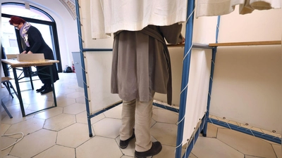 In Salzweg ist der Amtsinhaber im Rathaus seinen Job los. (Symbolbild) (Foto: Karl-Josef Hildenbrand/dpa)