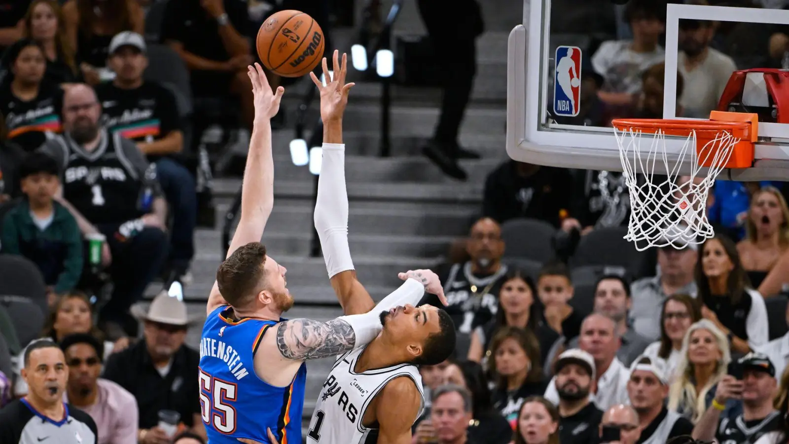 Isaiah Hartenstein (links) legte für Oklahoma in Spiel fünf gegen die San Antonio Spurs um Starspieler Victor Wembanyama 15 Rebounds auf. (Foto: Darren Abate/AP/dpa)