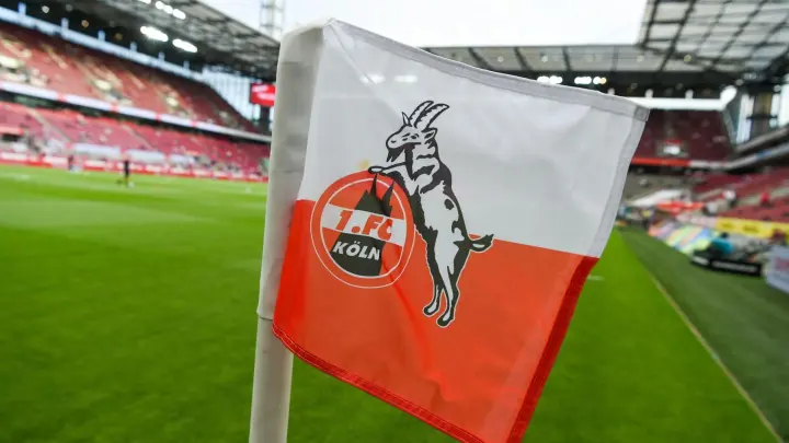 Auf einer Eckfahne im Kölner Stadion ist das Logo des 1. FC Köln zu sehen. (Foto: Christophe Gateau/dpa)
