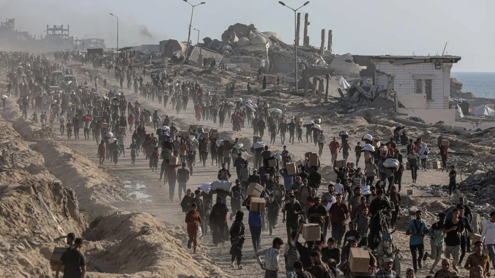Nach palästinensischen Angaben sollen in der Nähe eines Verteilzentrums für humanitäre Hilfe wieder Menschen getötet worden sein. (Archivbild) (Foto: Omar Ashtawy/APA Images via ZUMA Press Wire/dpa)