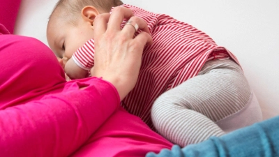 Schweißgeruch stört Babies an der Brust nicht. Anders sieht es bei parfümierten Produkten aus - die können das Kind irritieren. (Foto: Andrea Warnecke/dpa-tmn)