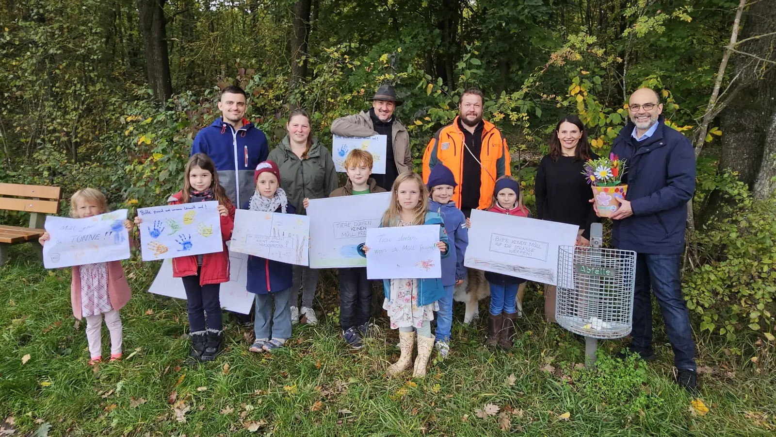 Stolz, dass ihre Anregung umgesetzt wurde, sind die Kinder aus dem Wiedersbacher Waldkindergarten. Präsentiert wurde das Projekt von Bürgermeister Markus Liebich, Kindergartenleiterin Kerstin Muller, Förster Michel Reingruber und dem städtischen Klimaschutzbeauftragten Gerald Ulrich (von rechts). (Foto: Wolfgang Grebenhof)