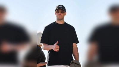 Daumen hoch am Strand: Wird dieses Zeichen von Manuel Neuer in Chicago auch für die WM-Generalprobe gegen die USA gelten?  (Foto: Christian Charisius/dpa)