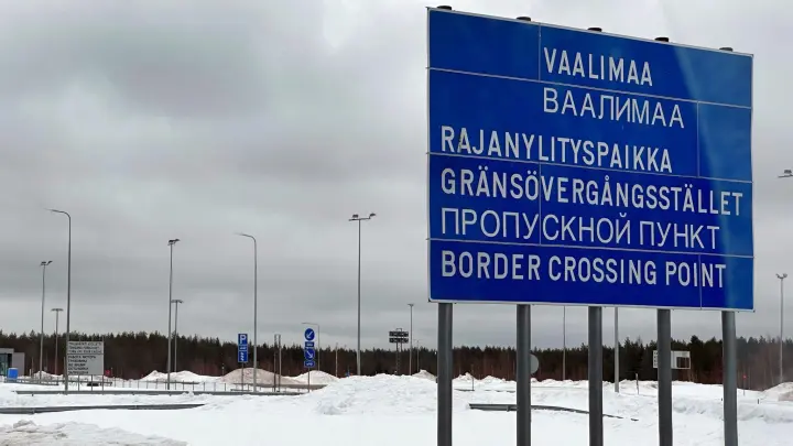 Ein Schild weist auf den Grenzübergang von Finnland nach Russland hin. (Foto: Steffen Trumpf/dpa)