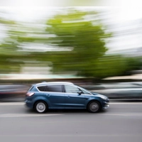Ein blauer Gebrauchtwagen kostet laut der Autobörse „mobile.de“ im Schnitt 22.960 Euro. (Foto: Julian Stratenschulte/dpa/dpa-tmn)