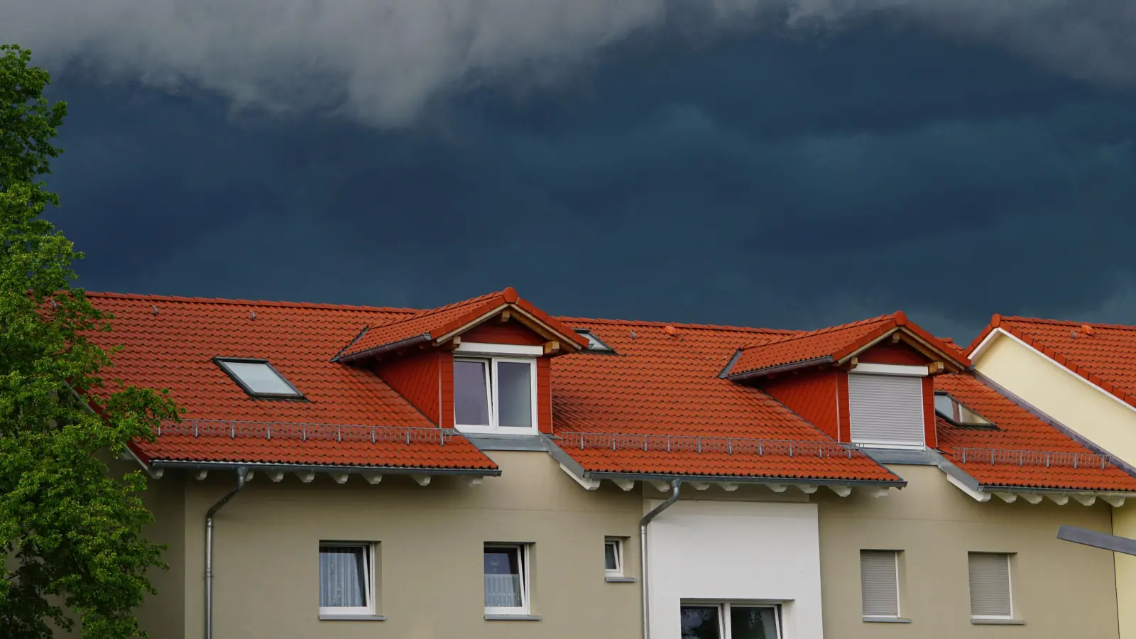 Bei der Planung und dem Bau eines neuen Eigenheims sollte man an Schutz und Sicherheit bei Starkregen oder Hitzewellen denken. (Foto: DJD/Bauherren-Schutzbund/Getty Images/Liudmila Kiermeier)