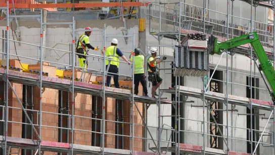 Arbeiter auf einer Baustelle am Alten Markt in der Potsdamer Innenstadt. Die Immobilienpreise in Brandenburg sind weiter angestiegen. (Foto: Soeren Stache/dpa)