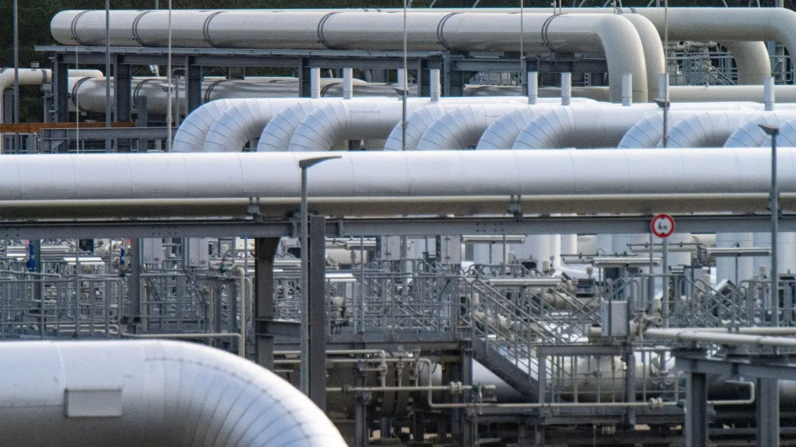 Rohrsysteme und Absperrvorrichtungen in der Gasempfangsstation der Ostseepipeline Nord Stream 2 und der Übernahmestation der Ferngasleitung Eugal. (Foto: Stefan Sauer/dpa)