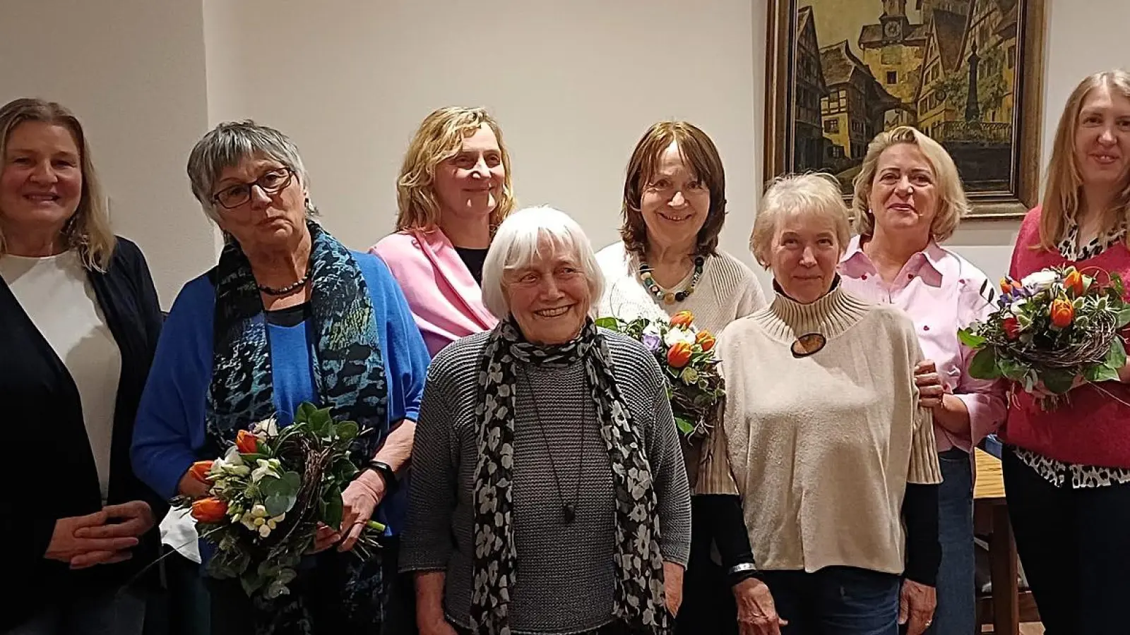 Der neue Vorstand des Kunstkreises (von rechts): Yvonne Schäff, Sabine Melzner, Ruth Bücker, Renate Arnold, Ingeborg Goebel, Silvia Stark, Helga Fabi und Gabriele Fischer. (Foto: Burkhart Eugen)