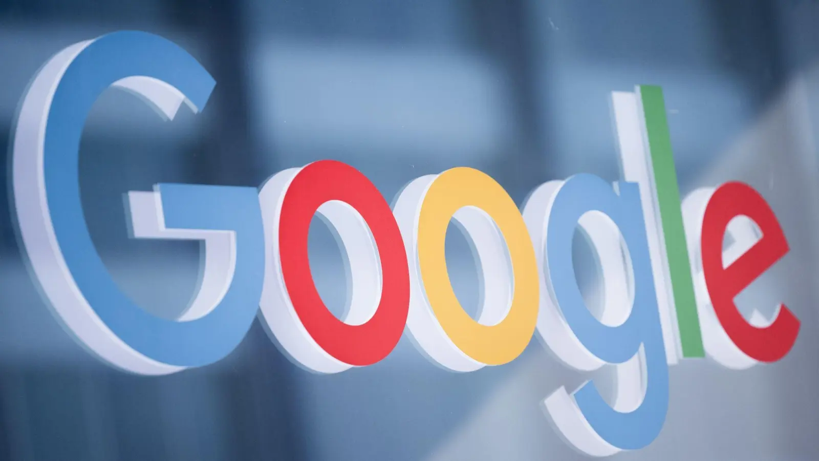 Google will stärker gegen Desiformation im Netz vorgehen. (Foto: Rolf Vennenbernd/dpa)